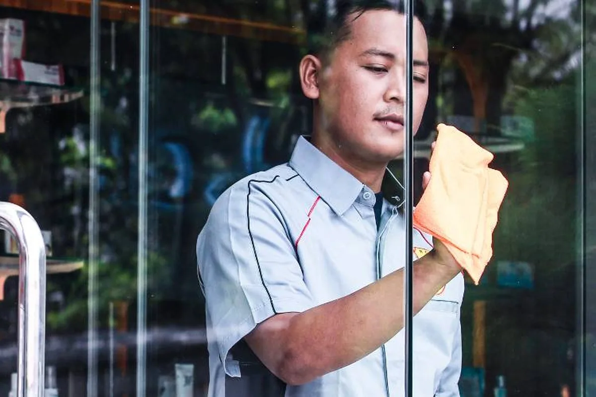 Tim Cleaning Services komersial dan pemeliharaan fasilitas profesional